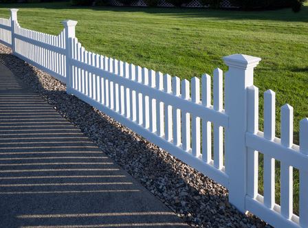 vinyl white picket fence